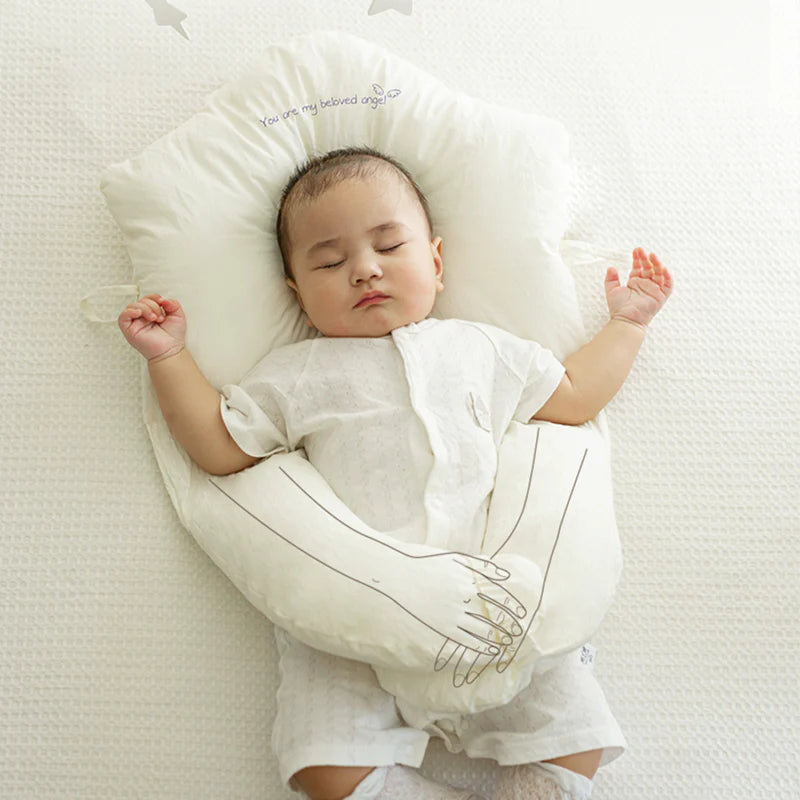Almohada anti-plagiocefalia para cuna. Garantiza sueño seguro y confortable para bebé.
