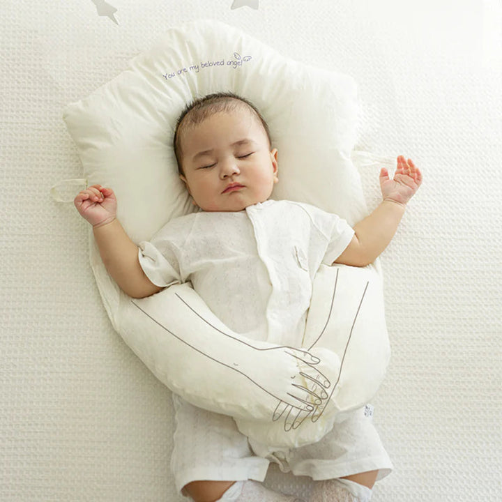 Almohada anti-plagiocefalia para cuna. Garantiza sueño seguro y confortable para bebé.