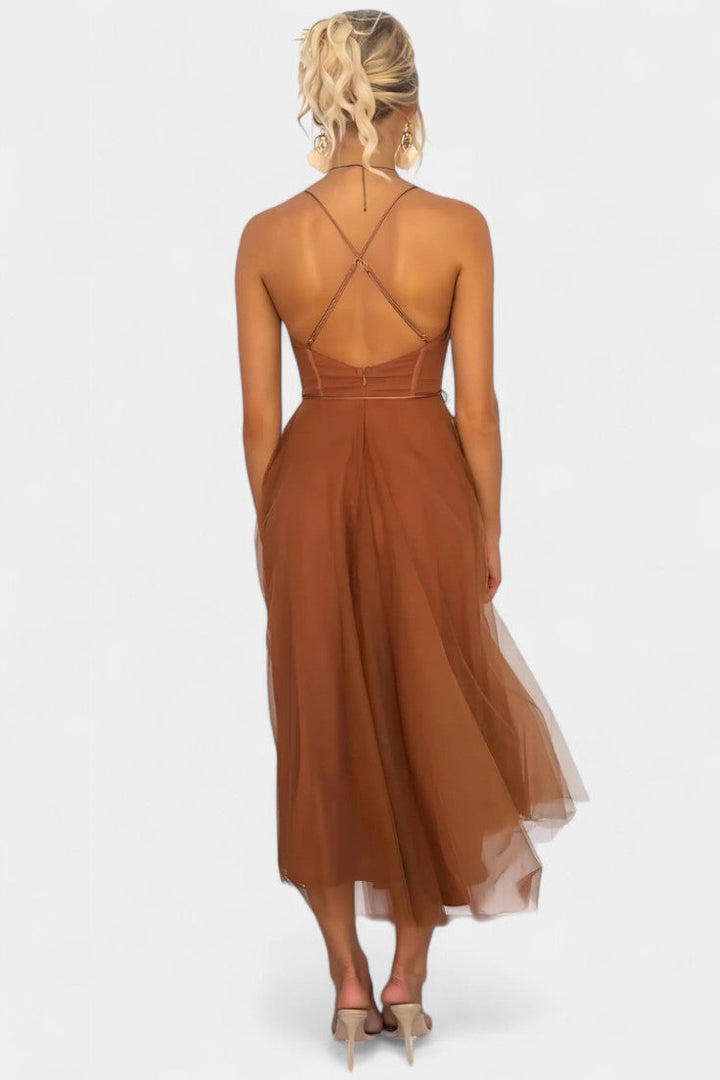 Vestido de fiesta midi Eileen, silueta elegante para celebraciones.