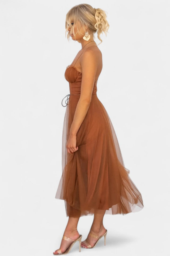 Vestido romántico midi Eileen para mujer, estilo sofisticado y formal.