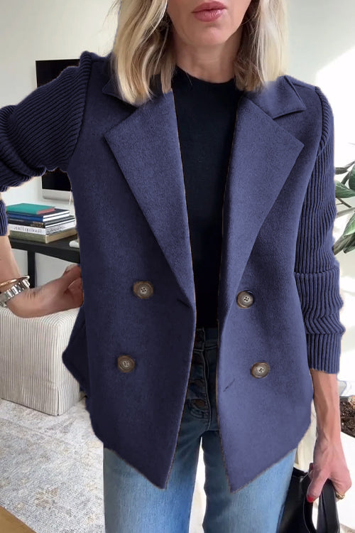 Detalle de tejido: Chaqueta casual elegante mujer, textura suave para moda femenina.