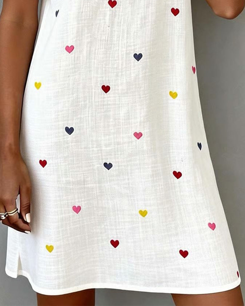 Vestido de mujer rosa con estampado de corazones, escote en V, mangas abullonadas. Estilo romántico femenino.