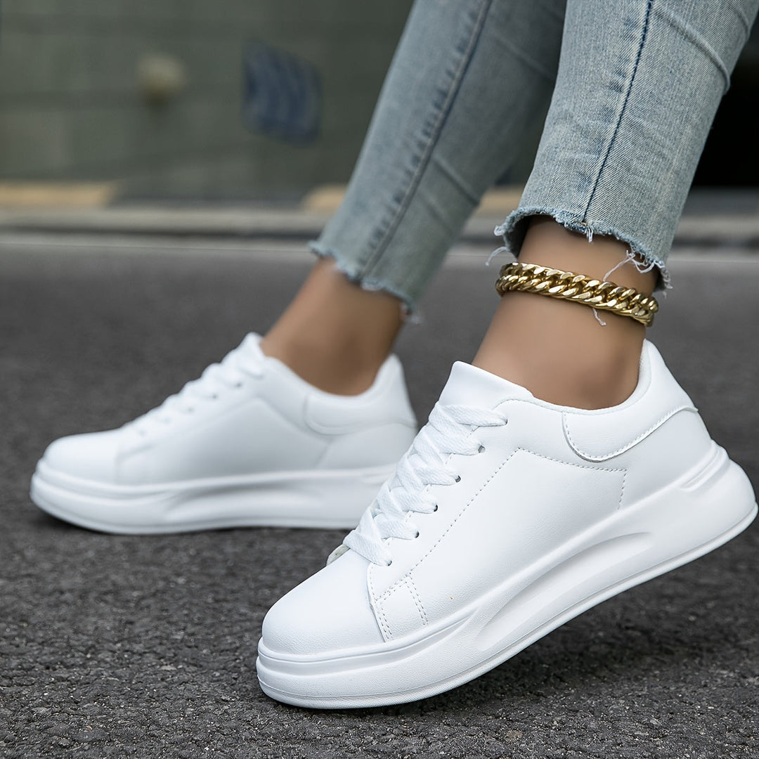 Zapatillas blancas de mujer HERTA con plataforma, estilo urbano minimalista. Calzado cómodo y moderno.