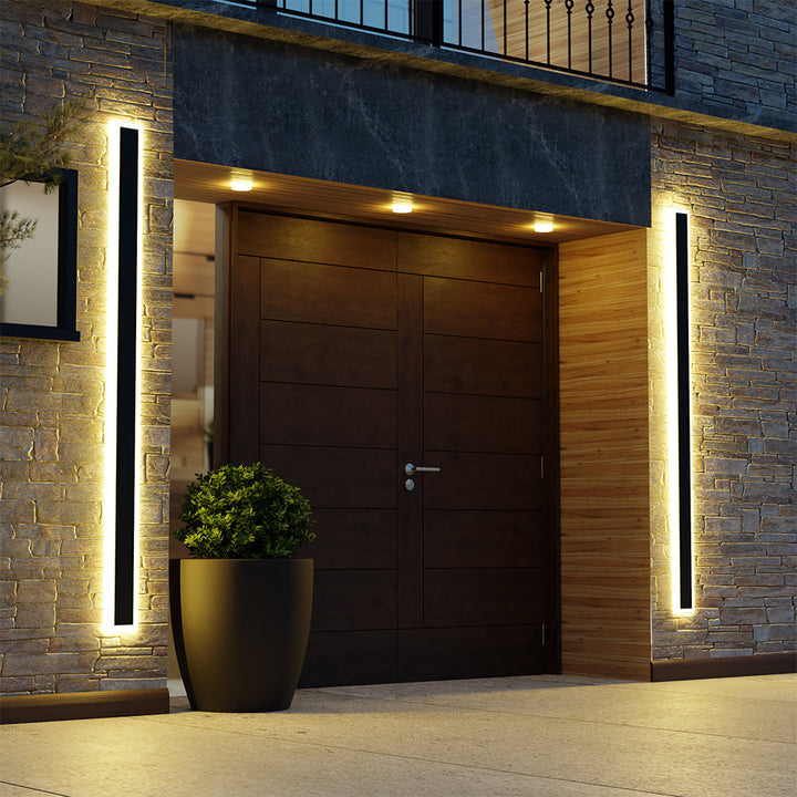 Lámpara LED exterior resistente a la intemperie, diseño lineal moderno para fachada duradero.