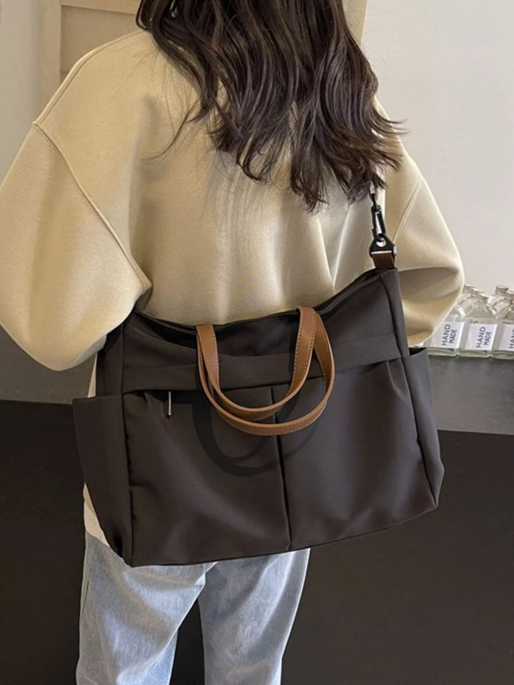 Amplio bolso tote de mujer en nylon ligero, estilo casual. Accesorio de moda multifuncional para diario.