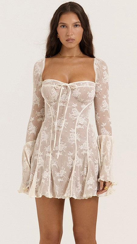 Vestido de encaje corto ajustado para mujer con cuello cuadrado y manga larga, estilo elegante y moderno.