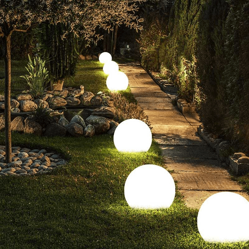 Esfera de jardín solar decorativa. Lámpara exterior LED para embellecer tu espacio día y noche.