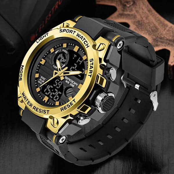 Detalle de la esfera de reloj militar deportivo, marcadores luminosos y pantalla digital clara.