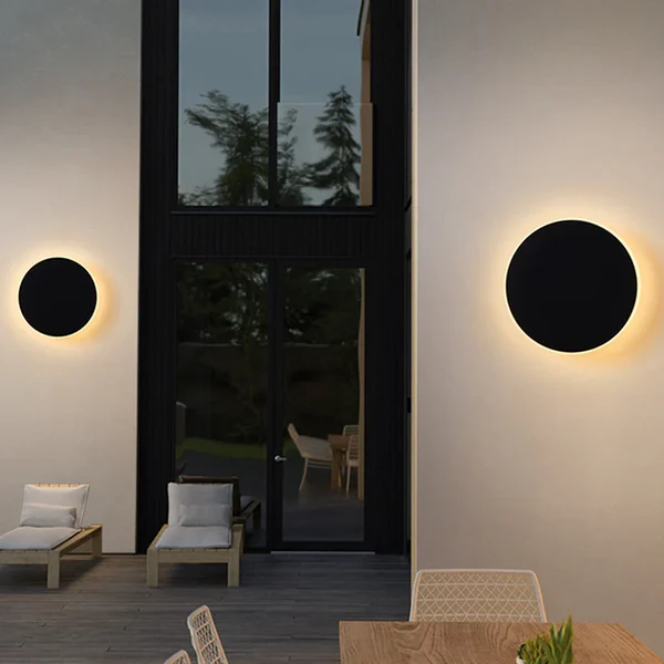 Aplique LED redondo moderno para pared exterior. Iluminación eficiente para jardín y terraza.