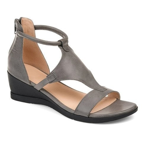 Calzado de mujer TILIA WALK con tiras anchas y soporte ergonómico, perfectas para uso diario.