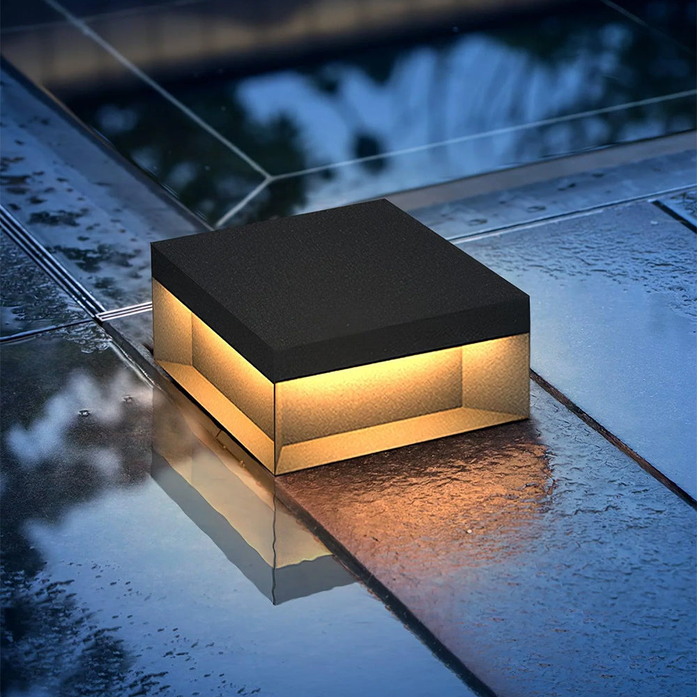 Iluminación ambiental solar LED cuadrada. Luz cálida para crear atmósferas modernas en patios y jardines.