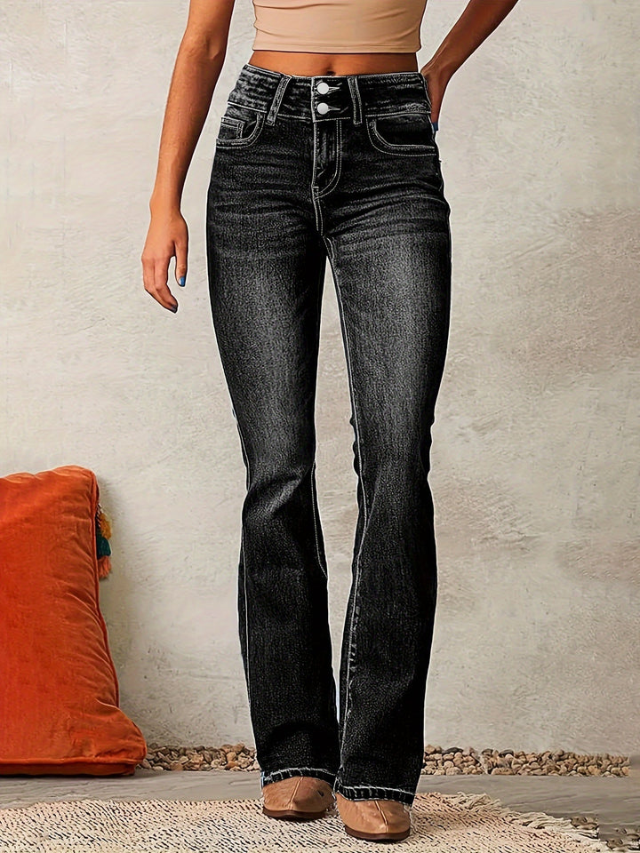 Vaqueros de mujer, talle alto y acampanados con doble botón. Estilo moderno y comodidad en denim.
