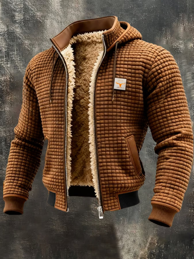Detalle de la textura acolchada de la chaqueta para hombre, cálida y confortable para el frío urbano.
