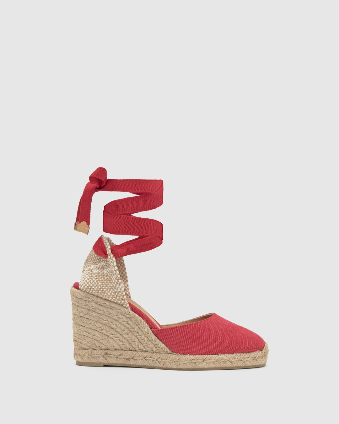 Alpargata de cuña roja carmín para mujer, suela de esparto, algodón y cuero. Estilo veraniego elegante.