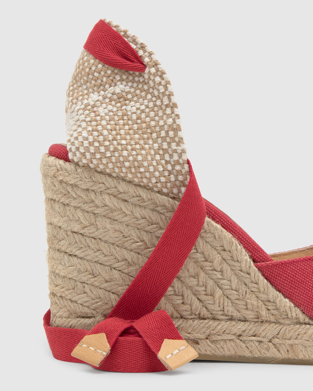 Alpargata de cuña para mujer en rojo carmín, diseño de esparto y algodón. Comodidad y estilo veraniego.
