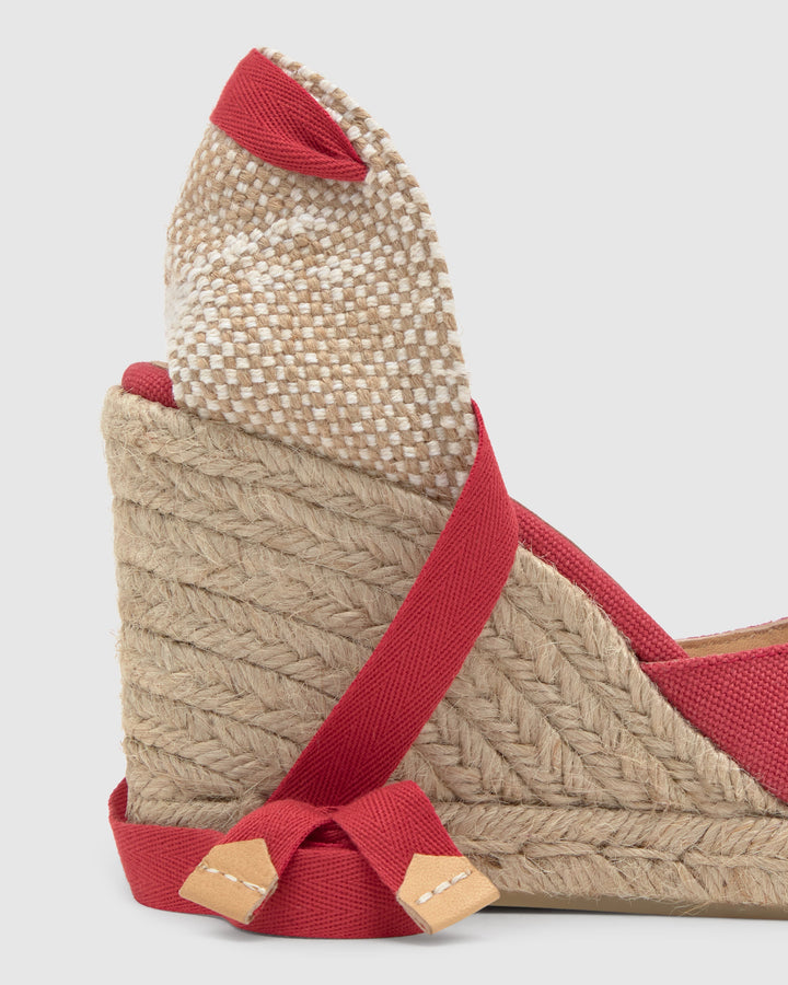 Alpargata de cuña para mujer en rojo carmín, diseño de esparto y algodón. Comodidad y estilo veraniego.