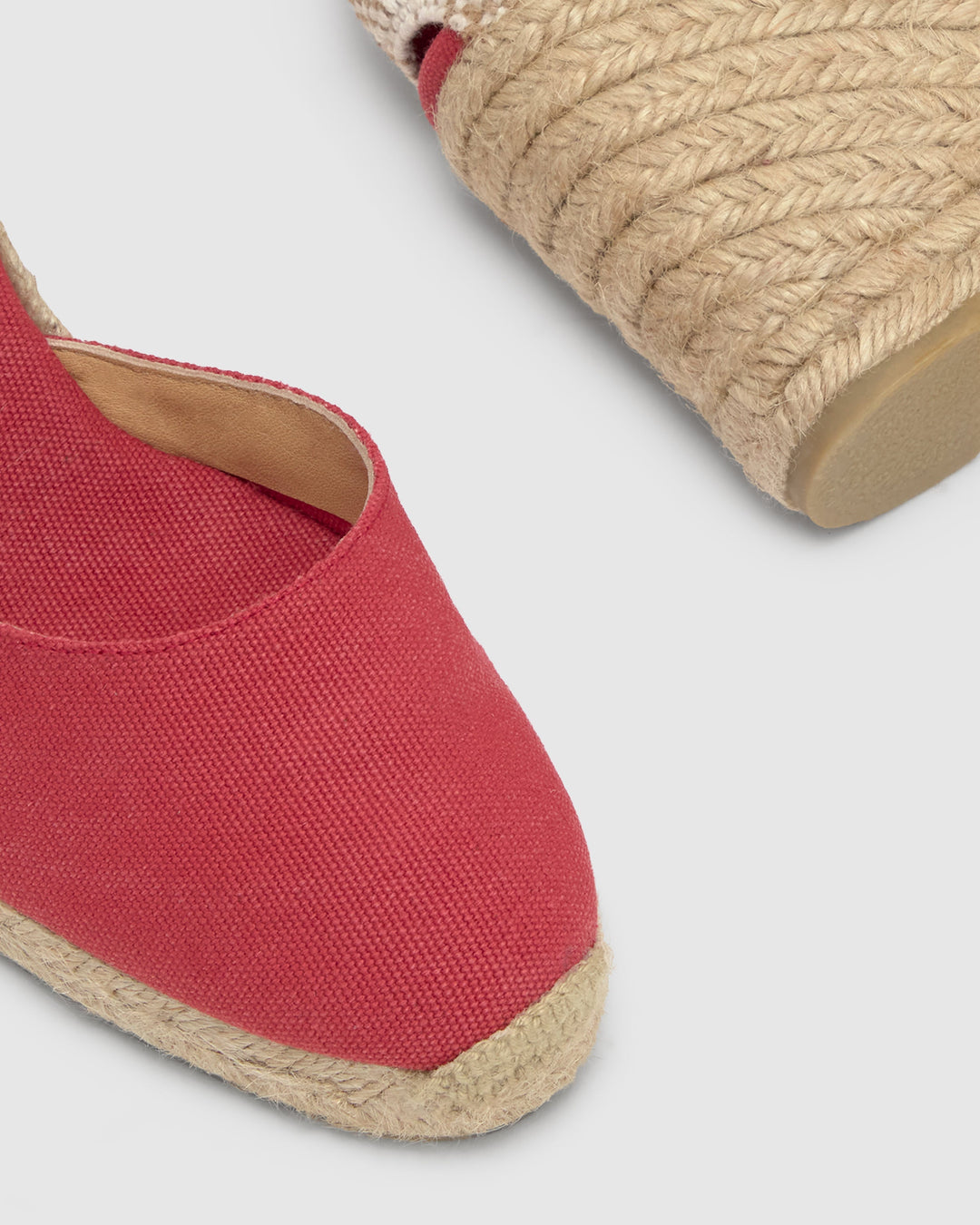 Alpargata de cuña roja carmín para mujer, tejido de algodón transpirable y suela de esparto natural. Perfecta para verano.