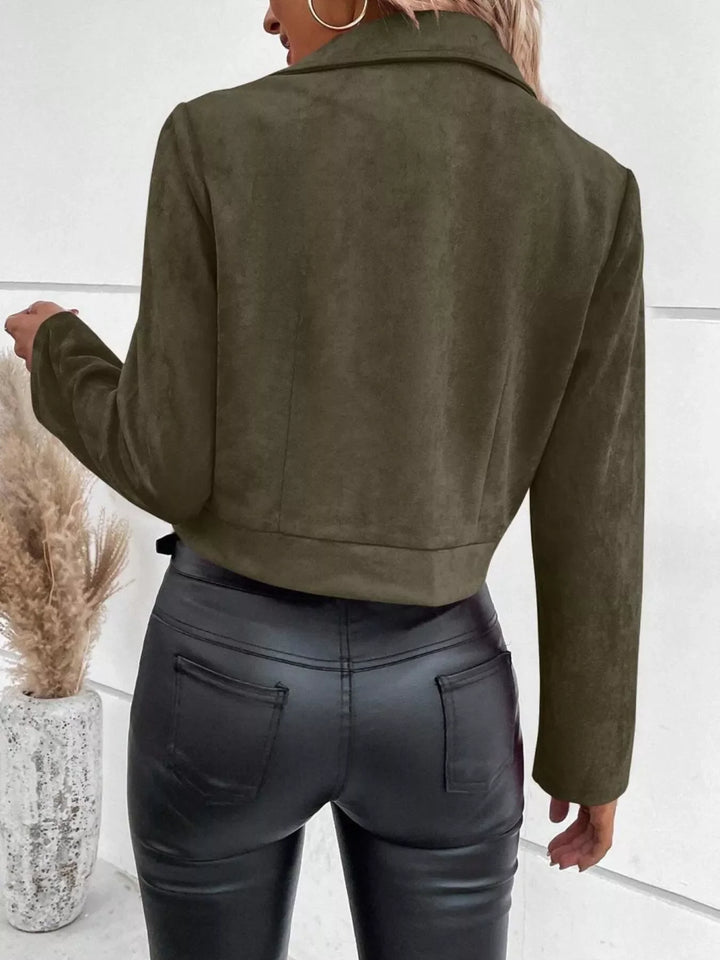 Chaqueta moderna de mujer con cremallera frontal, bolsillos funcionales y diseño corto.