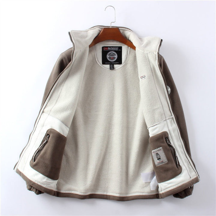 Chaqueta de senderismo para hombres, resistente clima extremo, esencial para expediciones y montaña.