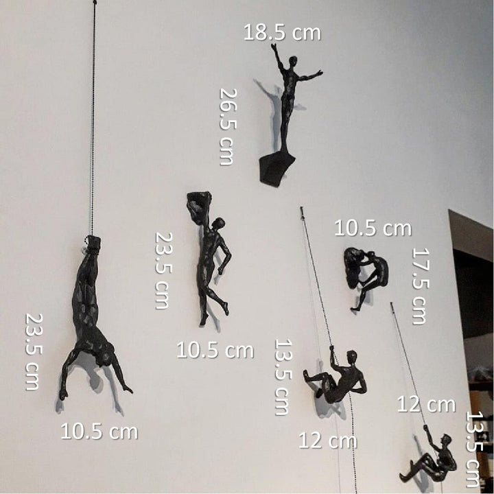 Figura decorativa de escalador en resina, ideal para arte mural y diseño 3D.