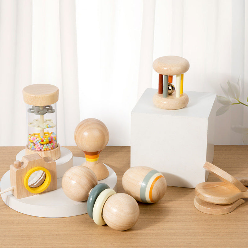 Detalle de instrumentos Orff de madera: pandereta, metalófono, flauta y maracas. Juguete musical para regalo y educación temprana.