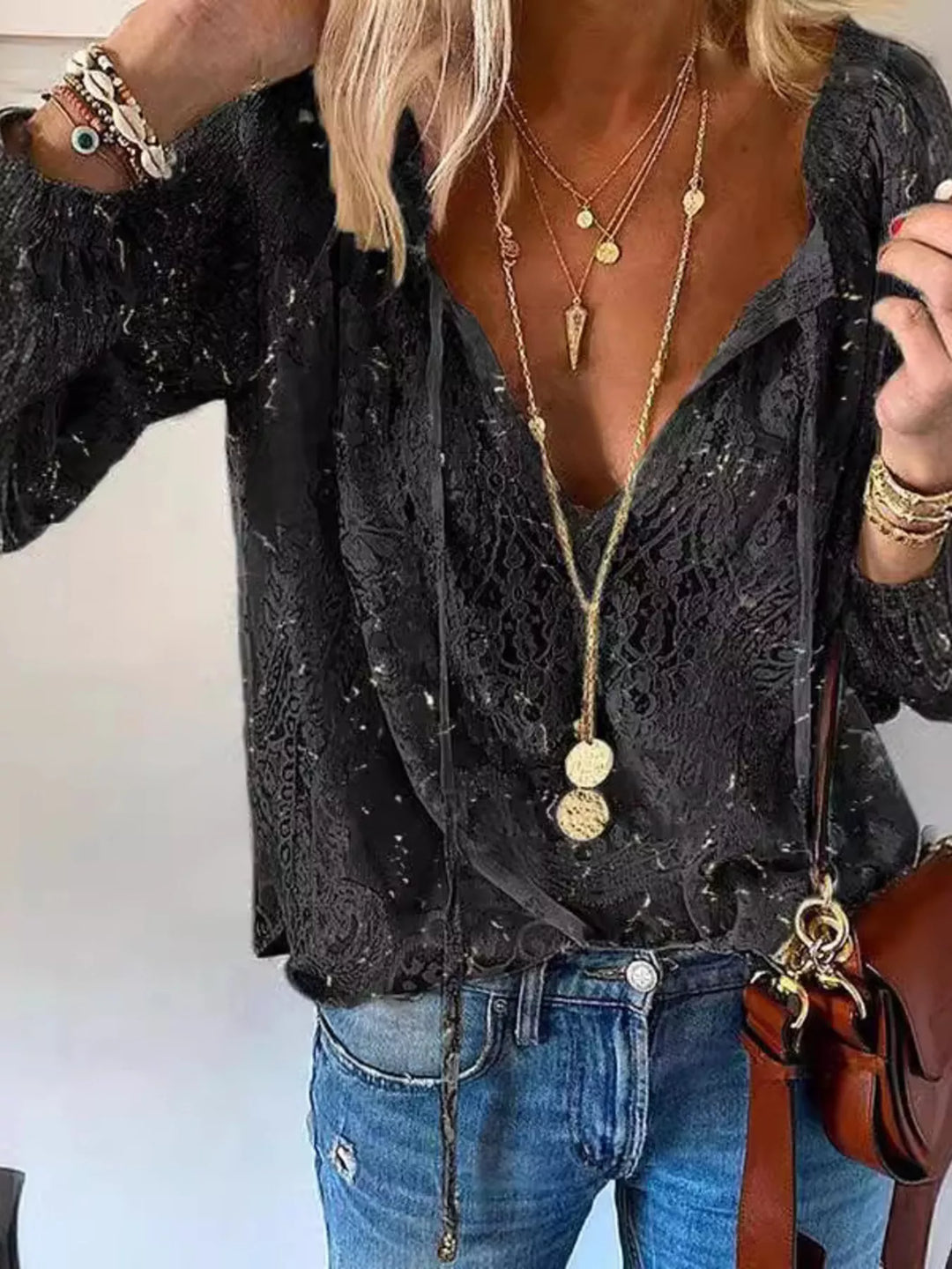 Blusa semitransparente de encaje rosa. Top de mujer con lazo en el cuello, estilo romántico.