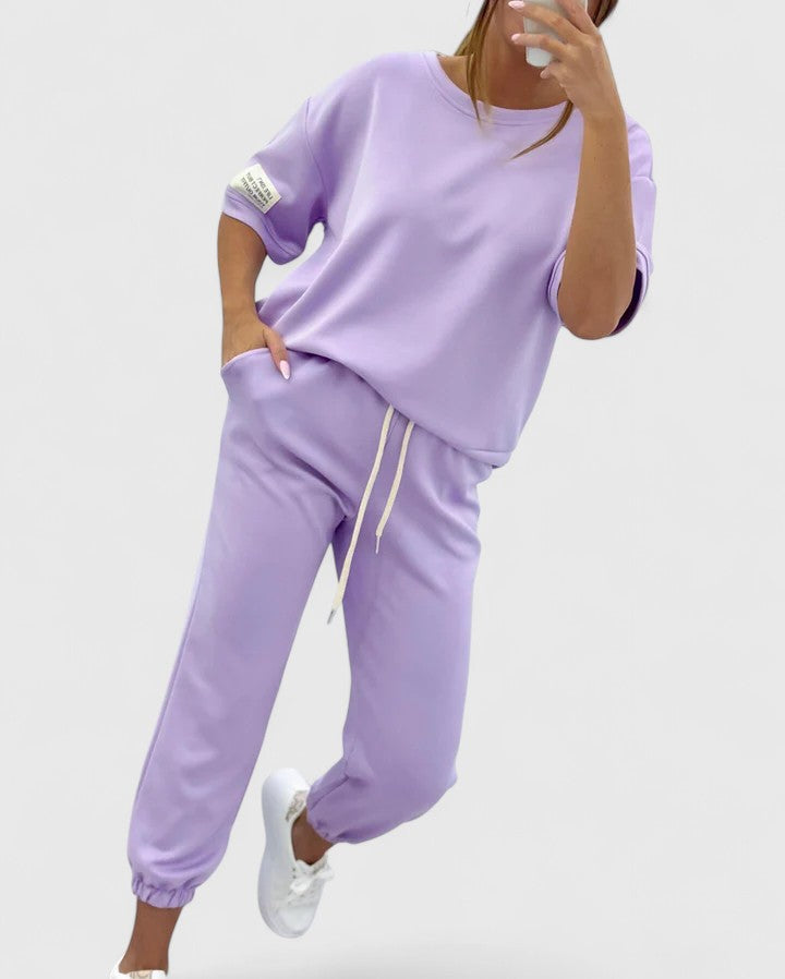 Mujer vistiendo conjunto de dos piezas casual y cómodo, ideal para relax en verano.