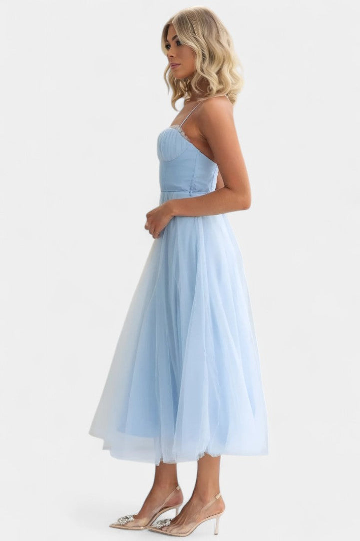 Vestido formal de mujer, silueta midi, diseño romántico y chic.