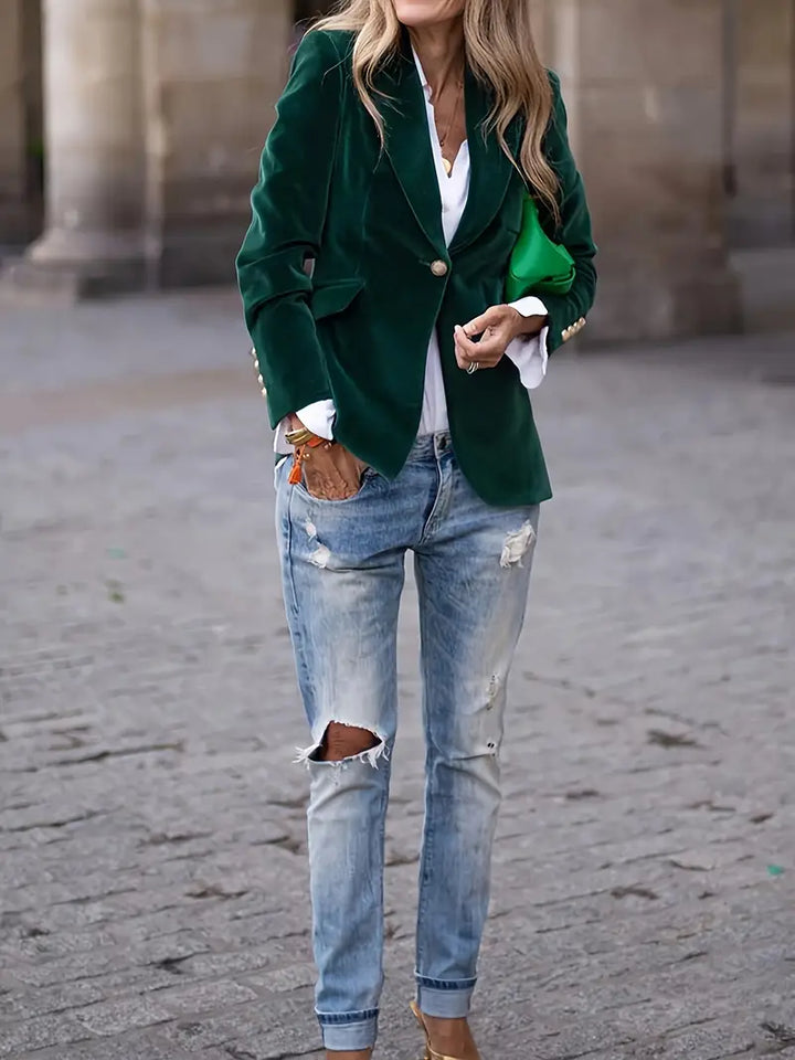 Blazer DEVIKA, pieza clave de moda femenina. Versátil para ropa de oficina, eventos formales o un look chic.