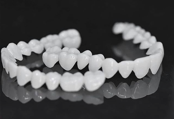 Solución dental cosmética para una sonrisa perfecta y natural. Prótesis dental ajustable para hombres y mujeres.