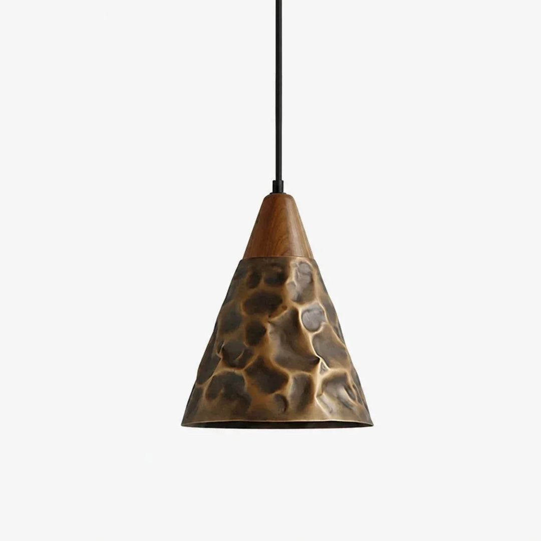 Lámpara colgante artesanal de cobre, con efecto martillado, para una decoración industrial chic.