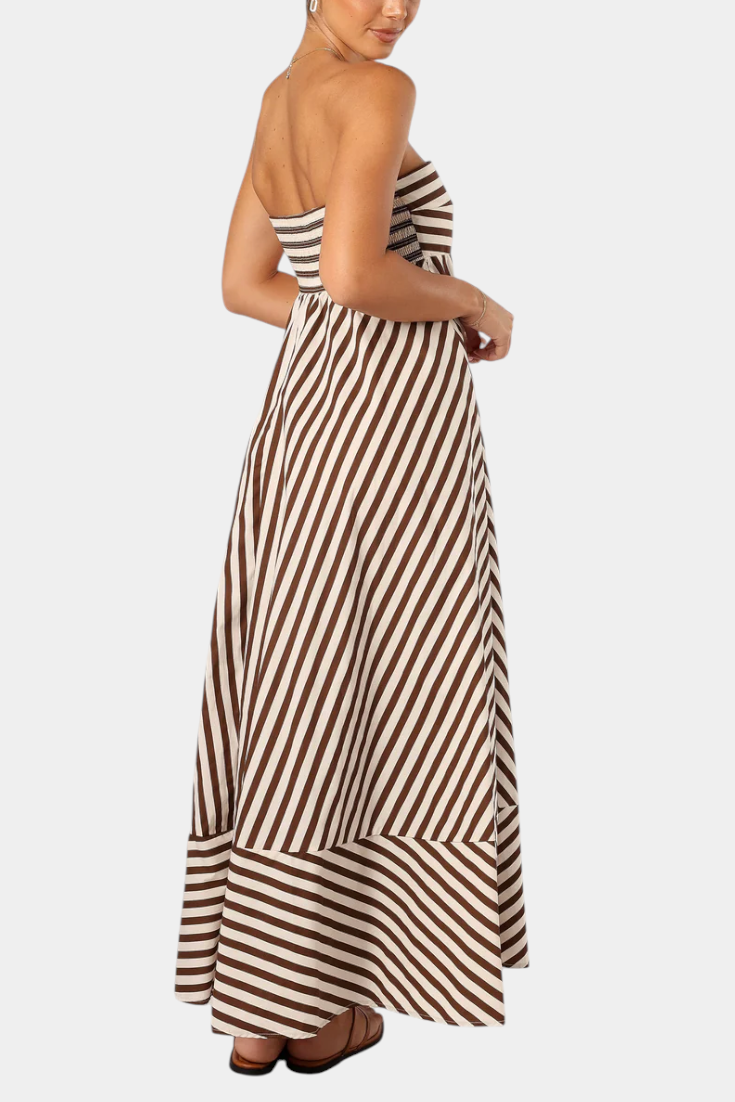 Vestido maxi rosa arrugado y sin tirantes, ideal para verano, playa o como vestido de fiesta elegante.
