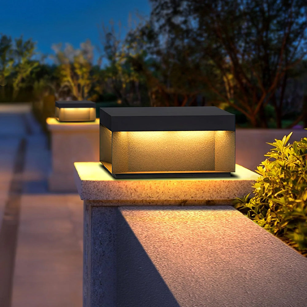 Kit de luces solares LED cuadradas. Iluminación cálida y moderna para decorar jardines y senderos.