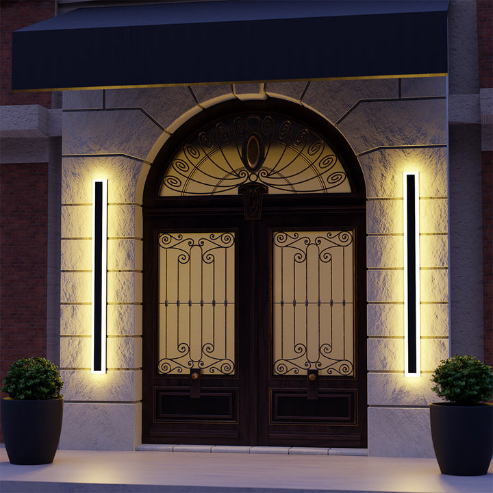 Elegante lámpara LED lineal para exterior, diseño minimalista que embellece cualquier fachada moderna.