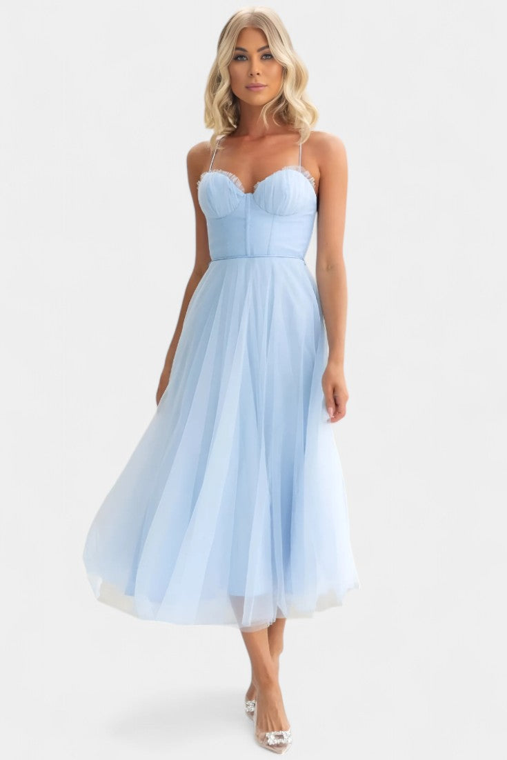 Vestido midi Eileen para fiesta, con corte elegante y moderno.
