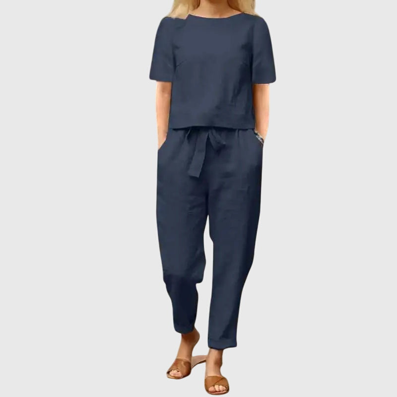 Conjunto de verano cómodo y fluido para mujer, ideal para playa o vacaciones, estilo versátil.