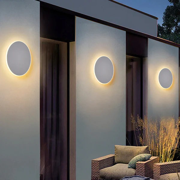 Lámpara de pared LED redonda para exteriores. Resistencia IP65, diseño moderno.