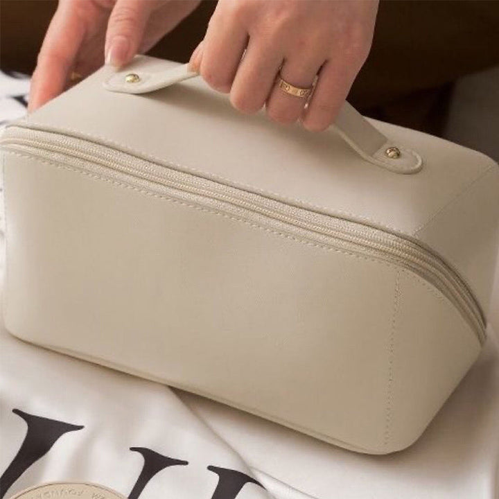 Organizador de maquillaje espacioso para mujer. Bolso de cosméticos de PU para viaje y almacenamiento.