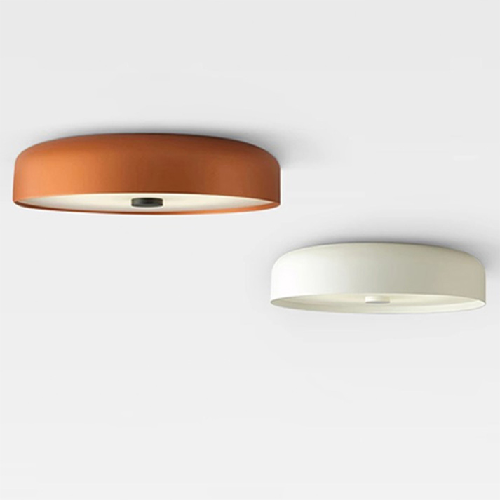 Lámpara LED redonda, minimalista y elegante, para techo, ideal como elemento decorativo moderno.