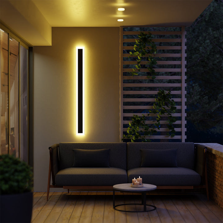 Lámpara exterior lineal LED contemporánea, solución de iluminación de pared para fachadas actuales.
