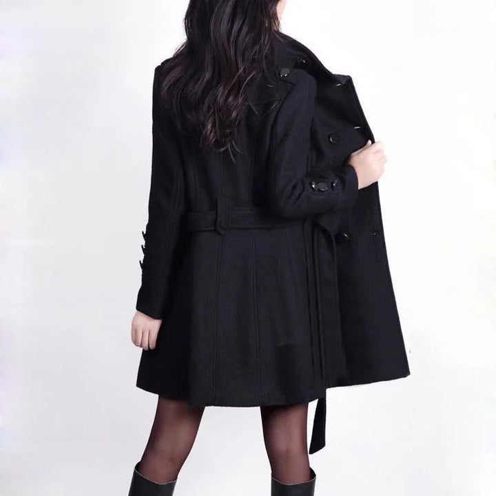 Elegante gabardina negra de algodón para mujer, corte slim fit con botones, ideal para otoño e invierno.