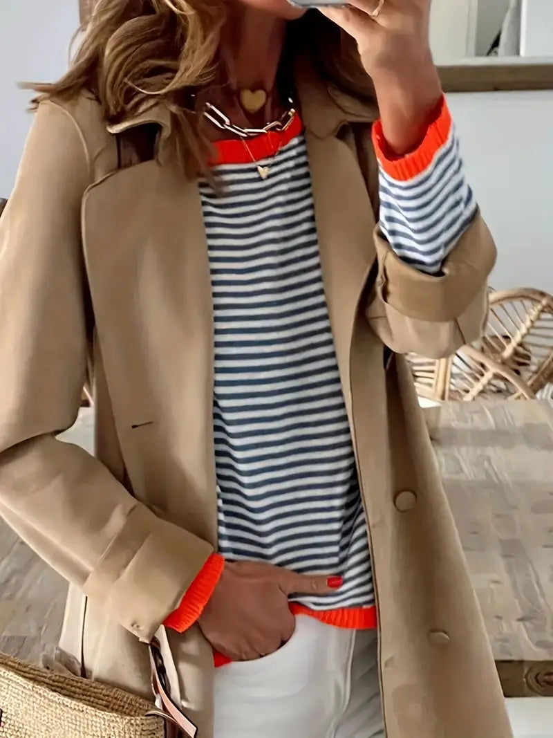 Moda casual: suéter a rayas de mujer con hombros caídos, bloques de color. Jersey versátil para otoño e invierno.