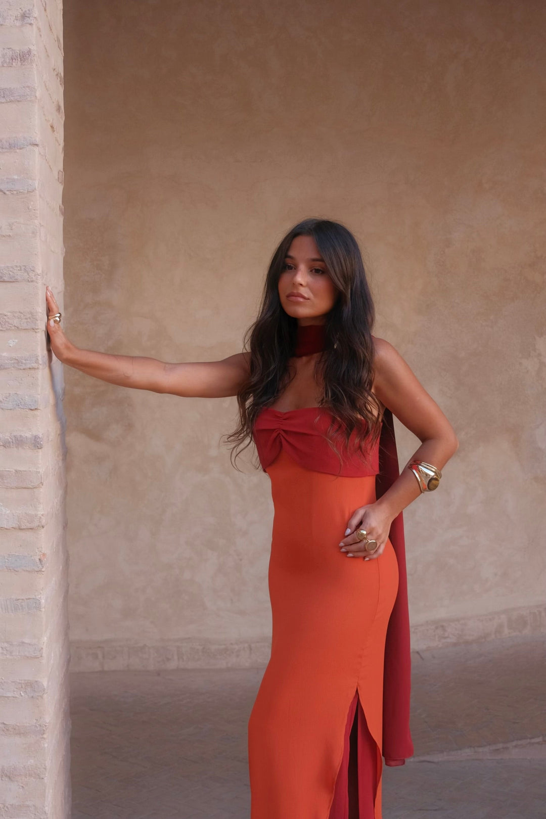Vestido de fiesta bicolor, largo y con tirantes. Un diseño glamuroso para la mujer moderna.