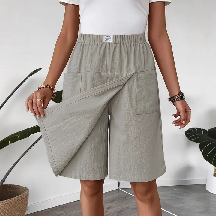 Pantalón corto de mujer casual con falda superpuesta y prácticos bolsillos. Perfecto para el verano.