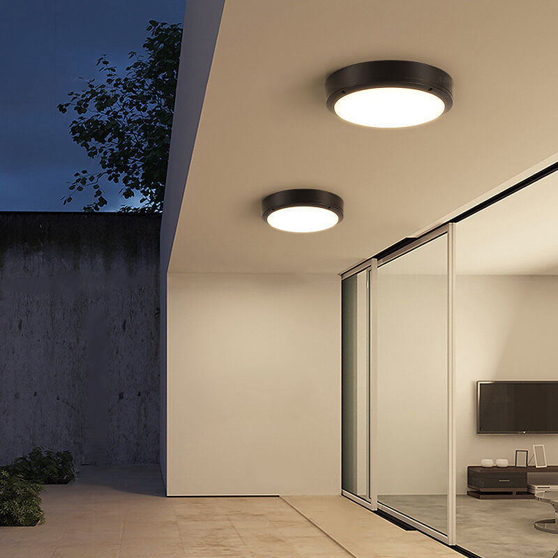 Elegante lámpara de techo LED redonda, diseño minimalista para iluminación exterior de calidad.