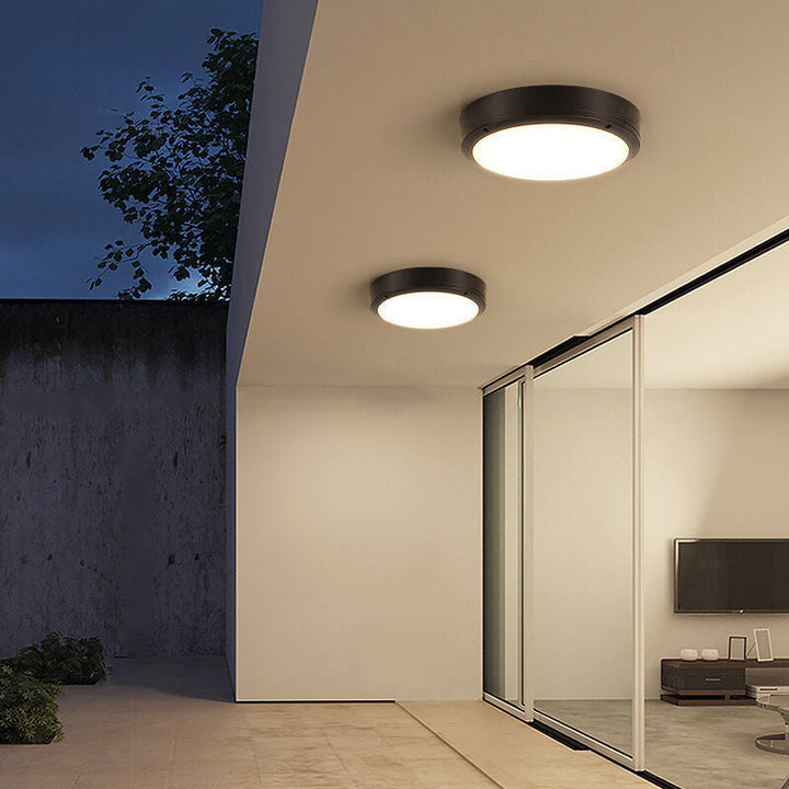 Elegante lámpara de techo LED redonda, diseño minimalista para iluminación exterior de calidad.