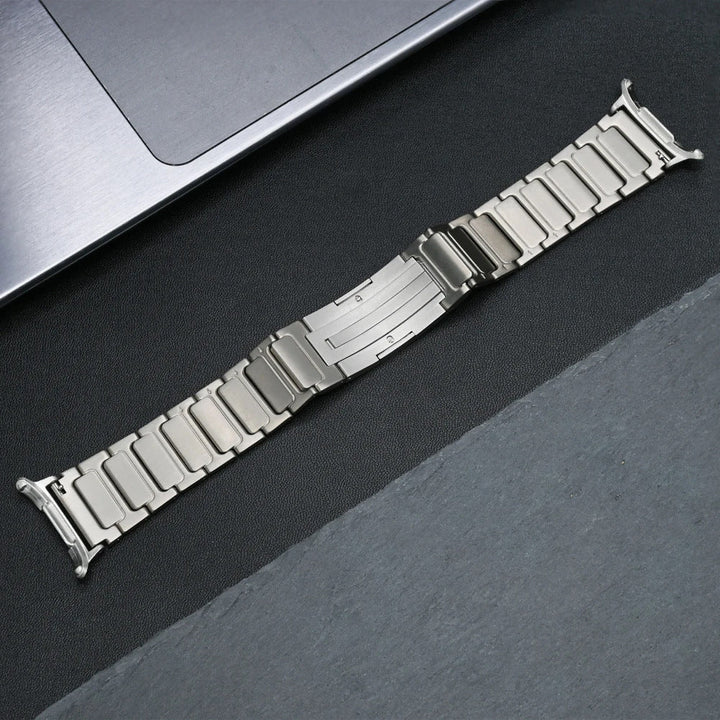 Correa de titanio ultraligero para smartwatch 47mm, diseño moderno y gran resistencia.