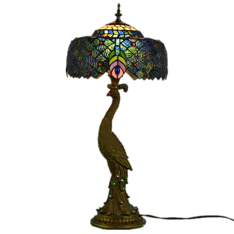 Lámpara de mesa estilo Tiffany, base elegante y cúpula de vidrio artesanal multicolor, iluminación ambiente.