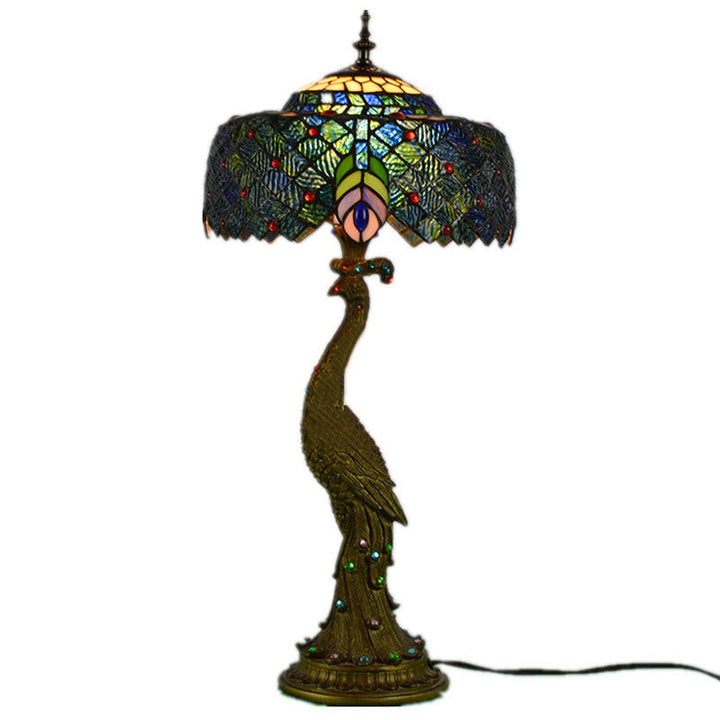 Lámpara de mesa estilo Tiffany, base elegante y cúpula de vidrio artesanal multicolor, iluminación ambiente.