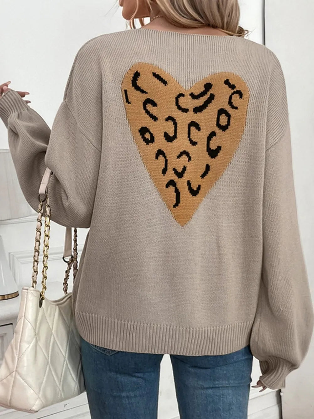 Chaqueta de punto de mujer con patrón de corazones y lazo. Manga larga, estilo coqueta y versátil para moda femenina.